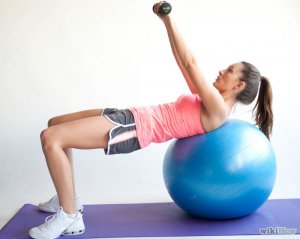 Изображение с названием Do Chest Presses With an Exercise Ball Step 4